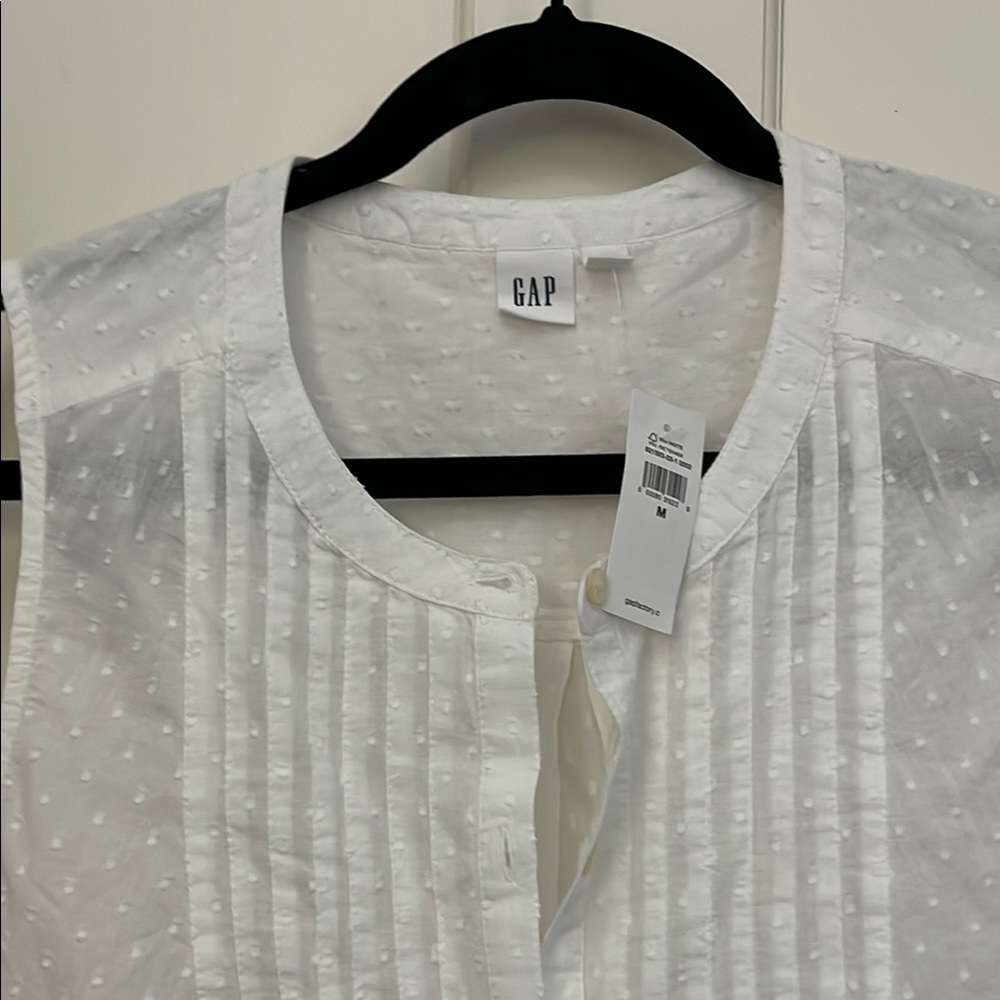 NWT GAP Factory Women's White Sleeveless PLEATED cotton Swiss for Blouse, M - Picture 2 of 5